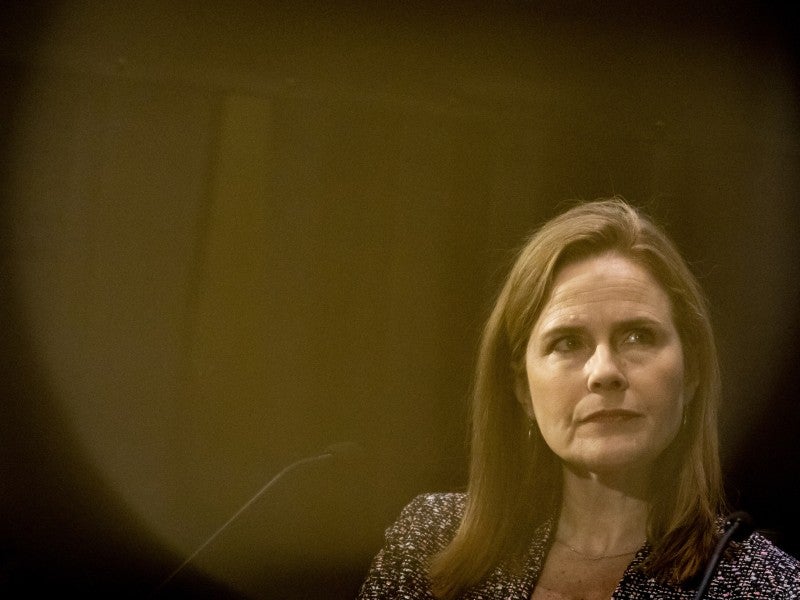 Amy Coney Barrett, una jueza incondicionalmente conservadora de la Corte de Apelaciones del Séptimo Circuito, ha sido seleccionada por Trump para reemplazar a la recién fallecida jueza Ruth Bader Ginsburg con un proceso de confirmación acelerado del Senad